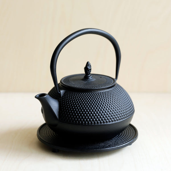 Black Cast Iron Teapot and Trivet 1.2L Rouge