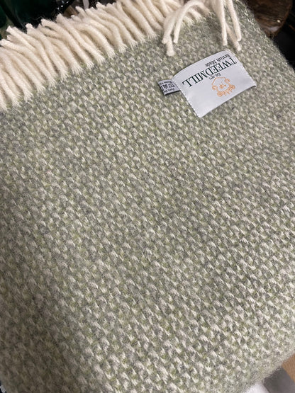 Lifestyle Illusion Throw - Green & Grey