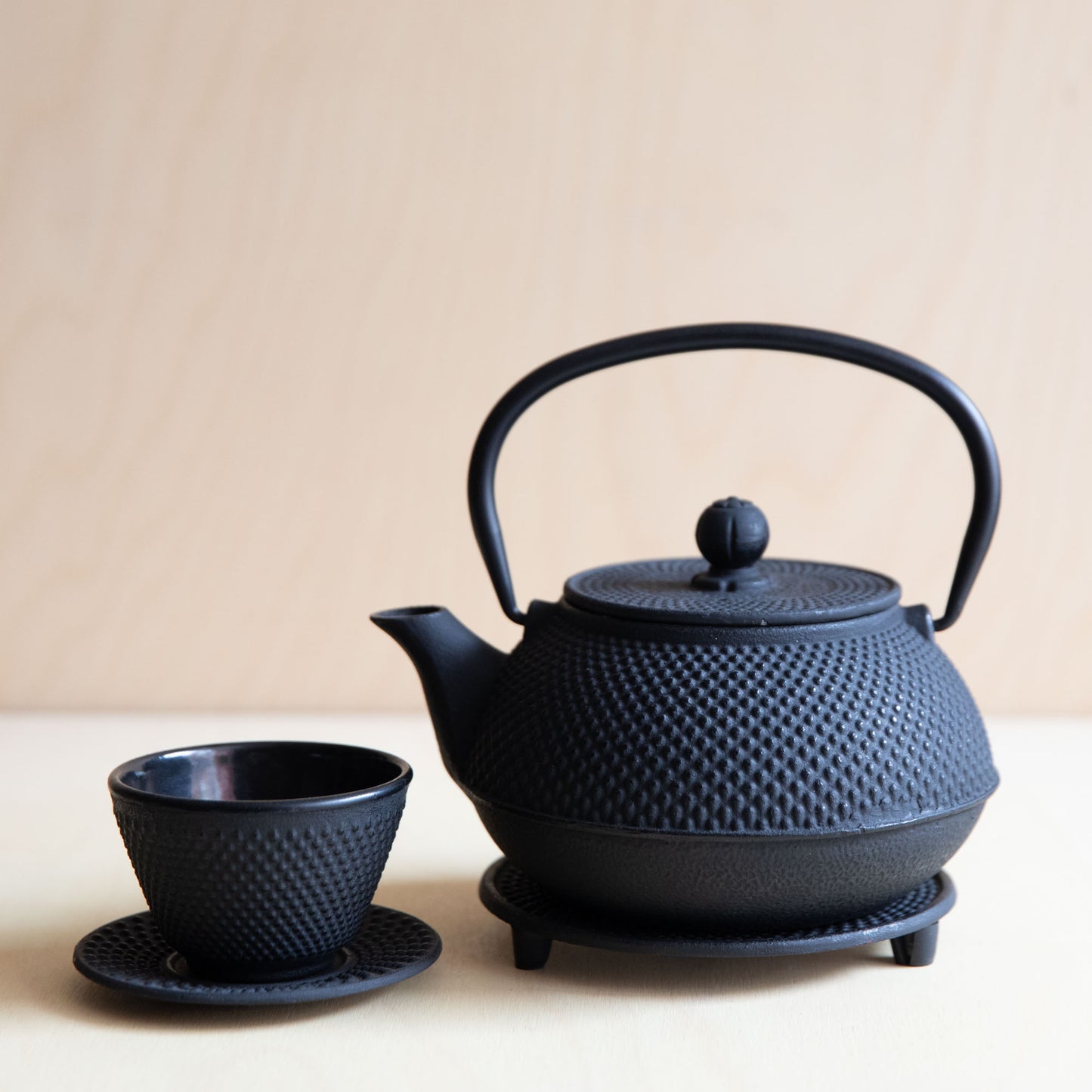 Black Cast Iron teacup and saucer - Rouge