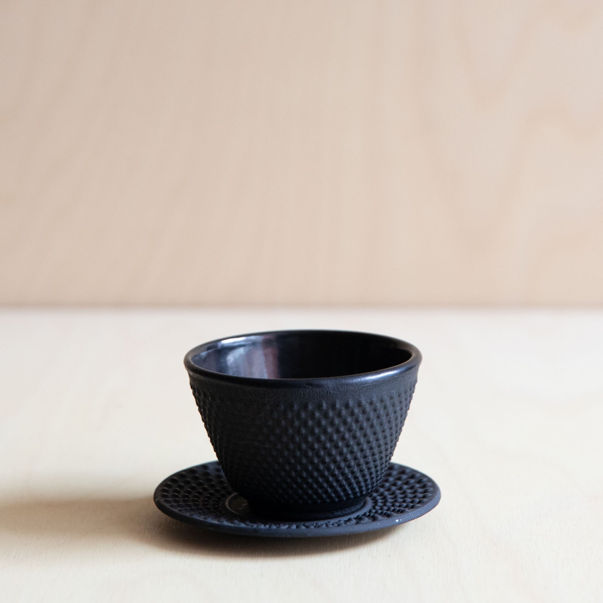 Black Cast Iron teacup and saucer - Rouge