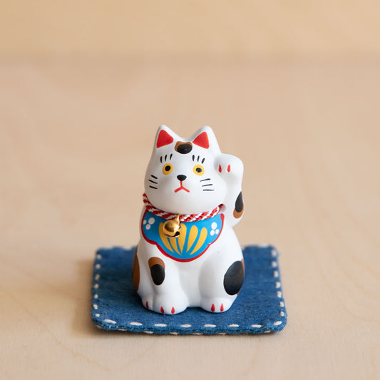 Maneki neko Japanese White Cat